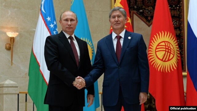 Russian President Vladimir Putin (left) with Kyrgyzstan President Almazbek Atambaev at a summit in September