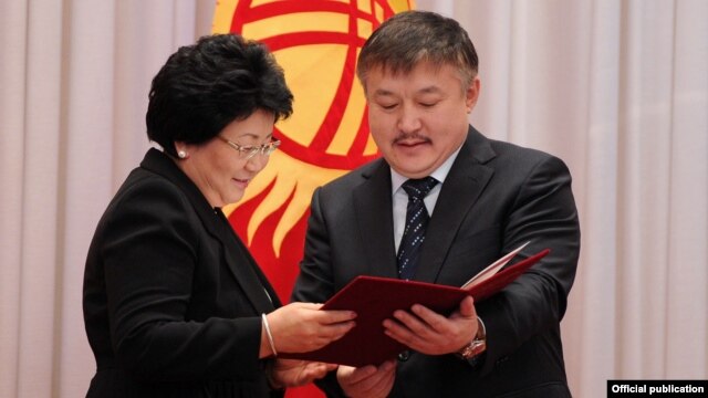 Akmatbek Keldibekov (right), then the parliament speaker, consults with then-Kyrgyz President Roza Otunbaeva in November 2011.