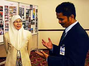 Burmese labor activist Ye Min Tun (R) talking with Malaysian opposition People's Justice Party president Dr. Wan Azizah (L) in Kuala Lumpur, Nov. 10, 2008. RFA