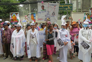 Villagers gather in front of the Council for the Development of Cambodia in Phnom Penh, Sept. 26, 2012.