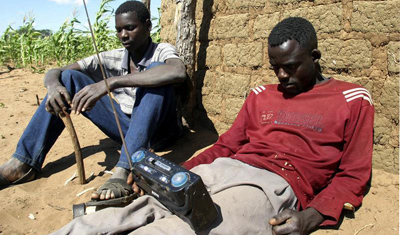 Local Zimbabweans often use radios to hear news coverage of elections. (Reuters/Emmanuel Chitate)