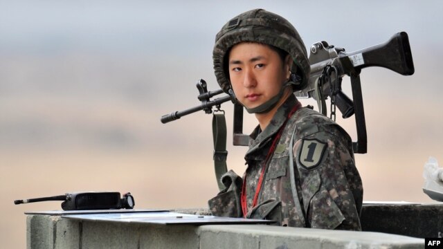 A South Korean soldier stands on a military guard post near the demilitarized zone (DMZ) dividing the two Koreas in the border city of Paju. (file photo)