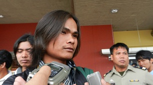Trafficking victim Chea Nara speaks to reporters after arriving in Phnom Penh, July 5, 2012.
