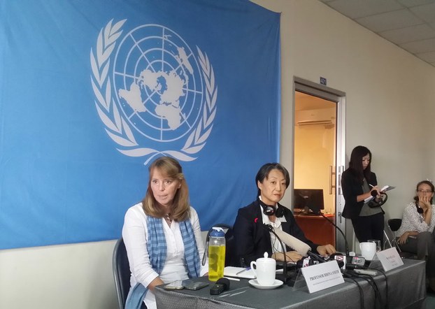 Special Rapporteur Rhona Smith speaks with reporters during a press conference at U.N headquarters in Phnom Penh, Sept. 24, 2015.