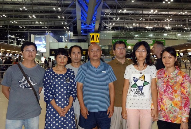 Jiang Yefei's wife Chu Ling (2nd left), Dong Guangping's wife Gu Shuhua (1st right) and the couple's daughter Dong Xuerui (2nd right) with activists ahead of their departure from Bangkok, Nov. 18, 2015.