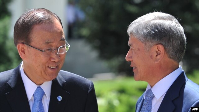 Kyrgyz President Almazbek Atambaev (right) and UN Secretary-General Ban Ki-moon in Bishkek on June 11. 