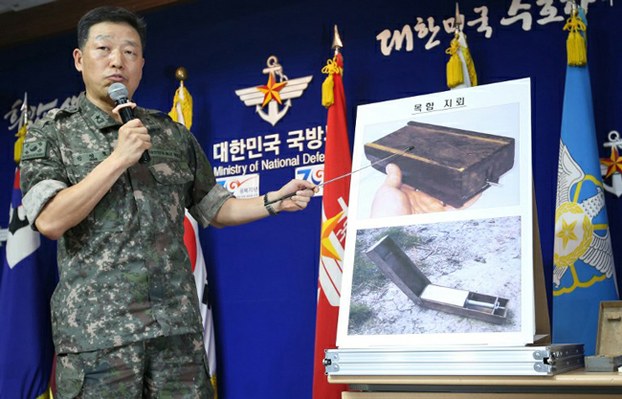 A South Korean military officer shows pictures of North Korean landmines during a briefing at the Defense Ministry in Seoul, Aug. 10, 2015