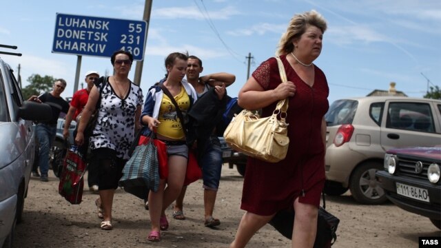 Refugees cross the Ukrainian-Russian border at the Ukrainian Izvaryne check-point in the Luhansk region. (file photo)