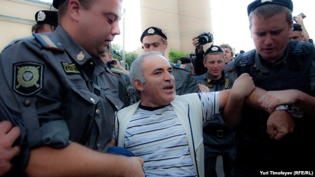 Garry Kasparov (center) being detained in August 2012 near Khamovnichesky court in Moscow, where he was protesting against the Pussy Riot verdict.
