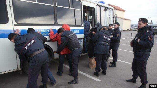 Police detain alleged illegal migrants during a raid at a Moscow market on November 19. (file photo)