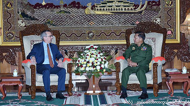 Senior General Min Aung Hlaing (R) speaks with US Ambassador Scot Alan Marciel in Yangon, Oct. 11, 2017.