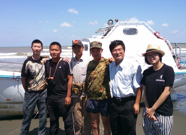 (From L-R) Chinese dissidents Wang Rui, Lu Ning, Su Qianlong, Shi Jian, Wang Rui and Yang Lu Yini prepare to leave Taiwan for Guam in a sailboat, September 2015.