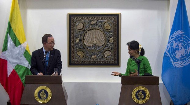 UN Secretary General Ban Ki-moon (L) and Myanmar State Councilor Aung San Suu Kyi meet the media in Naypyidaw ahead of a peace conference, Aug. 30, 2016.