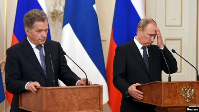 Russian President Vladimir Putin (right) attends a news conference with Finnish President Sauli Niinisto outside of Moscow on June 16.