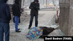 The body of a woman is seen on a street in Mariupol following shelling in January 2015. The UN says at least 9,600 people have been killed in the conflict in eastern Ukraine since April 2014.