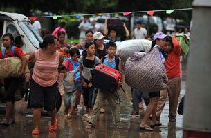 Refugees fleeing from Kokang in Burma arrive at the border town of Nansan in southern China's Yunnan province, Aug. 25, 2009.
