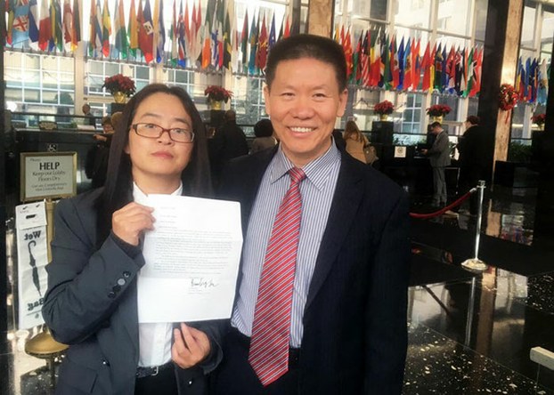 Jin Bianling (L), wife of disappeared rights lawyer Jiang Tianyong, and ChinaAid head Bob Fu (R) ask U.S. help to locate Jiang, Washington D.C., Dec. 7, 2016.