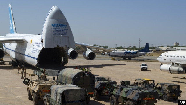 The French Army unloads vehicles from a cargo plane in N'djamena, Mali, on January 14.