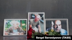Flowers have been brought to Moscow's Central House of Journalists in memory of three Russian journalists killed in the Central African Republic.