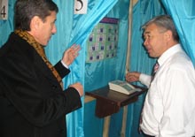 Kazakhstan - presidential poll, 4Dec2005, oppostion activist Bolat Abilov being shown how to vote, Almaty