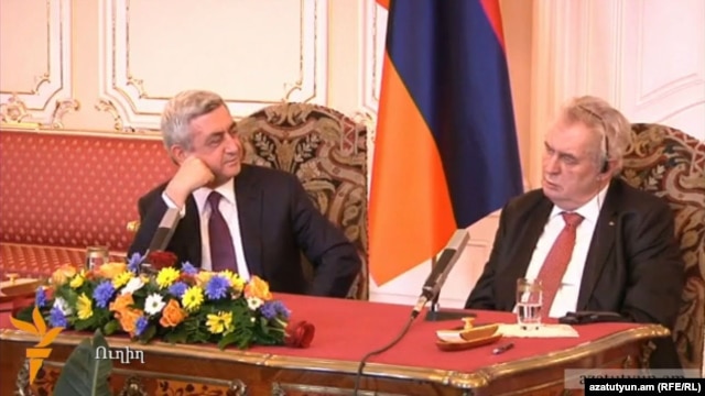 Armenian President Serzh Sarkisian (left) and Czech President Milos Zeman at their joint press conference in Prague on January 30.