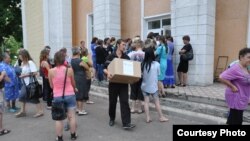 People in eastern Ukraine receive supplies from the Czech humanitarian organization People in Need (file photo)