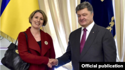 U.K. Ambassador Judith Gough with President Petro Poroshenko (file photo)
