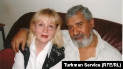 Turkmen poet Shirali Nurmuradov (right) with his wife Natalia Shimovskaya (file photo)