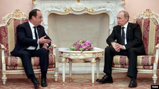 French President Francois Hollande (left) with Russian President Vladimir Putin during a bilateral meeting in Yerevan on April 24