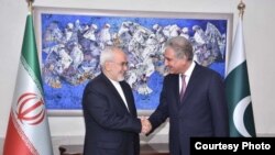 Iranian Foreign Minister Javad Zarif (left) with Pakistani Foreign Minister Shah Mahmood Qureshi in Islamabad.