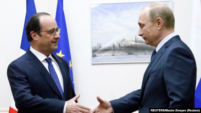 French President Francois Hollande (left) said he will discuss the deal with Russian President Vladimir Putin when the two meet in Armenia on April 24.