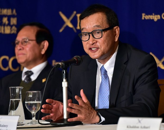 Sam Rainsy (R) speaks to the press as Kem Sokha (L) looks on in Tokyo, Nov. 10, 2015.