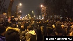 Thousands of people took to the streets of Bucharest to protest against the Romanian government's plans to pardon thousands of criminals and to decriminalize some offenses.