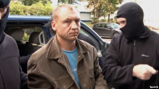Eston Kohver (center) was detained by Russian police in 2014.
