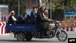 Residents leave Kunduz amid ongoing fighting between Taliban militants and Afghan security forces on October 5.