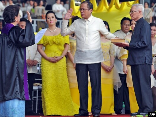 Benigno Aquino (center) is sworn in as president by Filipino Supreme Court Justice Conchita Carpio-Morales in Manila on June 30.