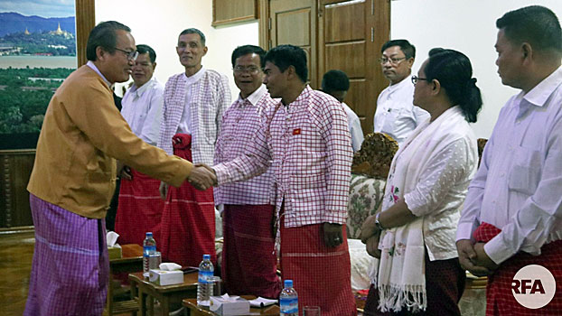 Aye Zan (L) greets a delegation from the New Mon State Party in Mawlamyine, capital of southeastern Myanmar's Mon state, Aug. 23, 2017.