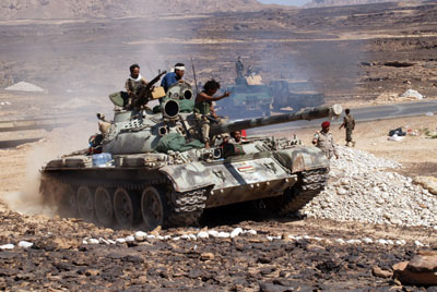 Yemeni soldiers battle an Al-Qaeda affiliate in the southern province of Shabwa on May 8, 2014. (AFP)