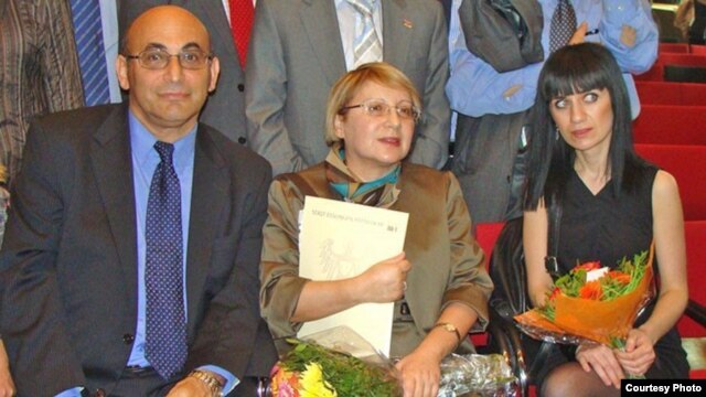 Arif (left to right), Leyla, and Dinara Yunus attend an award ceremony (file photo)