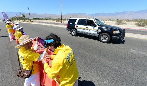 Falun Gong practitioners protest the visit of Chinese President Xi Jinping to the US in California, June 7, 2013.
