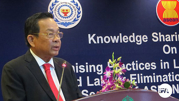 Cambodian Labor Minister Ith Sam Heng addresses a workshop in Siem Reap province, May 24, 2017.