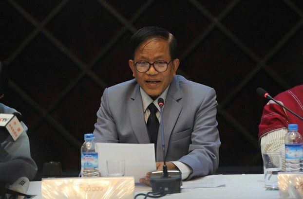 Naing Han Thar, leader of the Nationwide Ceasefire Coordinating Team, speaks during a press conference after a meeting at the Myanmar Peace Center in Yangon, March 31, 2015.