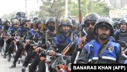 Pakistani police patrol along a street in Quetta. (file photo)