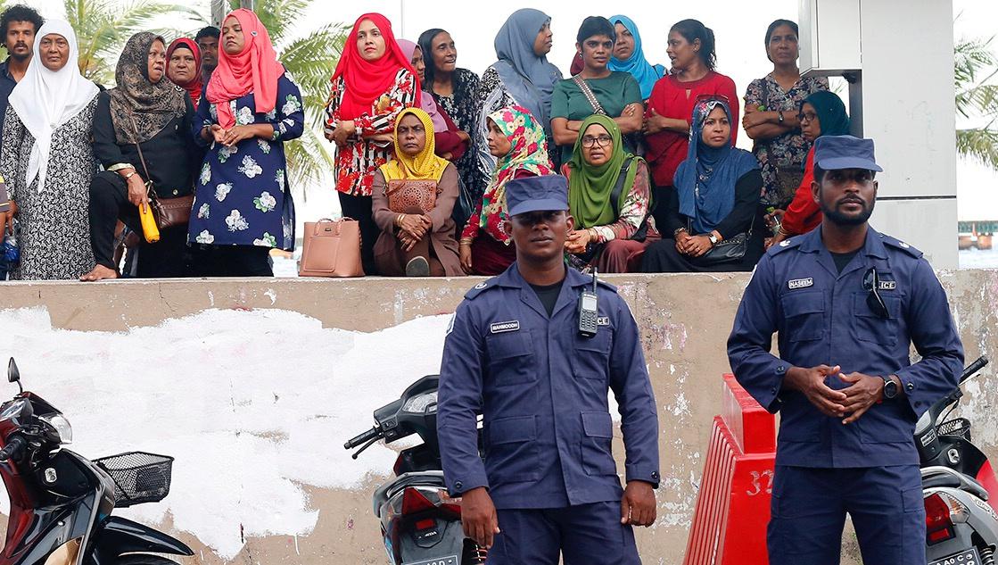 Police officers stand guard near the opposition party headquarters after President Abdulla Yameen declared a state of emergency in Male, Maldives, February 6, 2018.