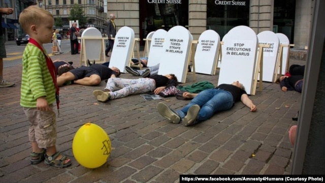 A protest in Zurich by members of Amnesty International against capital punishment in Belarus in August