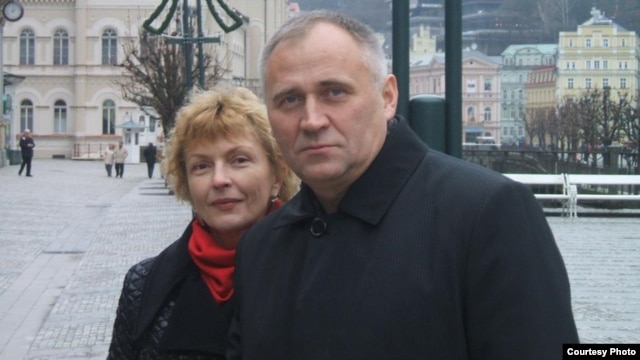 Belarusian opposition leader Mikalay Statkevich (right) with his wife, Maryna Adamovich