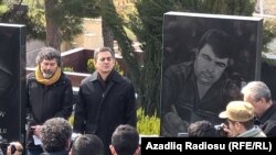 A ceremony on the 12th anniversary of the killing of Elmar Huseynov at his grave in Baku on March 2, 2017.