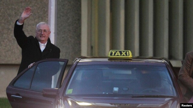 Josip Perkovic waves to reporters after being released from the Remetinec prison in Zagrab on January 3.