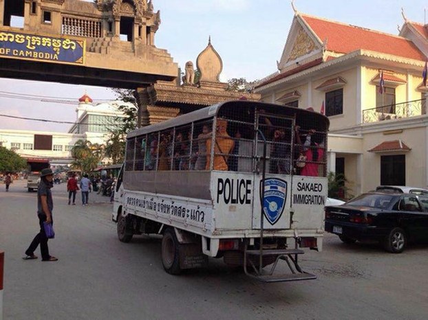 Cambodian workers repatriated from Banteay Meanchey province 's Poipet border checkpoint, Sept. 2016.