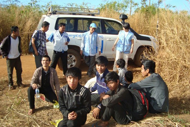 A group of Montagnards (foreground) meets with a United Nations team after emerging from their hideout in northeastern Cambodia's Ratanakiri province, Dec. 20, 2014.